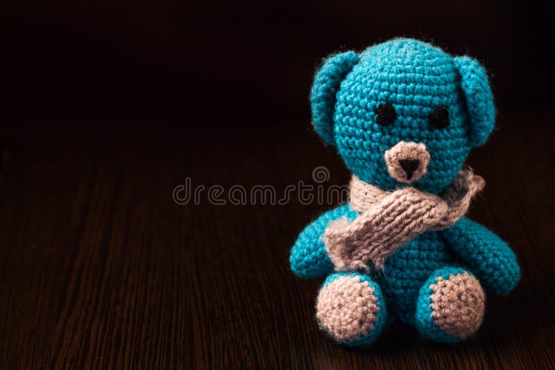 Urso feito malha caseiro na tabela fotos de stock royalty free Urso feito malha caseiro na tabela fotos de stock royalty free