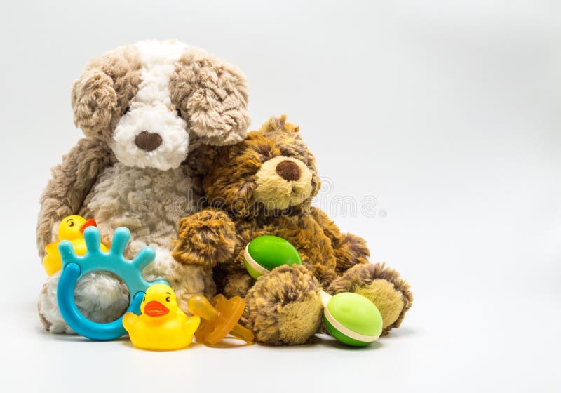2 ursos de peluche enchidos peluches que inclinam-se em se cercaram por brinquedos do bebê imagem de stock 2 ursos de peluche enchidos peluches que inclinam-se em se cercaram por brinquedos do bebê imagem de stock