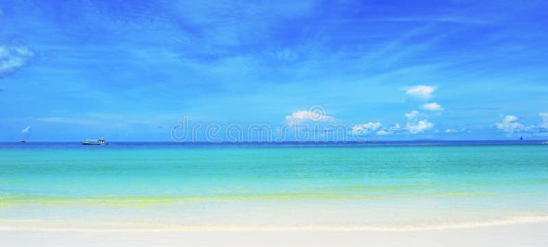 Ursprunglig vit sandstrand, hav & möte för blå himmel i horisont royaltyfri fotografi Ursprunglig vit sandstrand, hav & möte för blå himmel i horisont royaltyfri fotografi