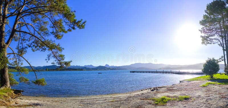 Ursprünglicher Strand durch eine Bucht in Coromandel lizenzfreie stockfotografie Ursprünglicher Strand durch eine Bucht in Coromandel lizenzfreie stockfotografie
