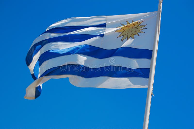 Obrátil Uruguaj vlajka mávajú vo vetre.