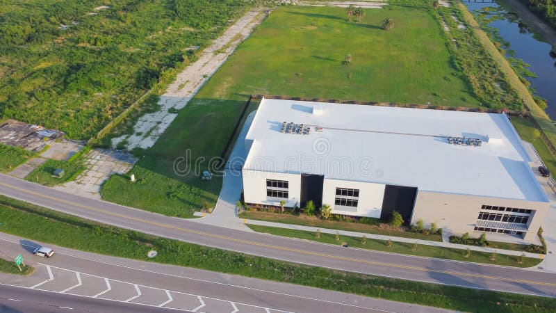 Urządzenia magazynujące wielopoziomowe widoki z lotu ptaka w pobliżu dużych, nieosadzonych terenów i kanału wzdłuż autostrady międ obrazy stock
