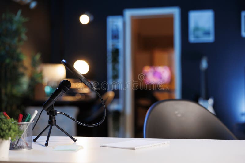 Urządzenia rejestrujące podcast na stole zdjęcia stock