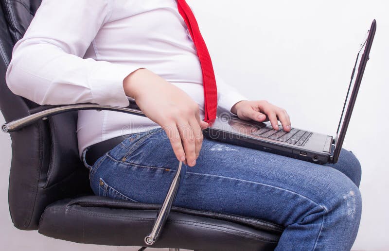 Urzędnika biznesmen z laptopu obsiadaniem na biurowym krześle z gęstym wciąganym żołądkiem, kiszka problemy gazuje bębnicę zdjęcie stock Urzędnika biznesmen z laptopu obsiadaniem na biurowym krześle z gęstym wciąganym żołądkiem, kiszka problemy gazuje bębnicę zdjęcie stock