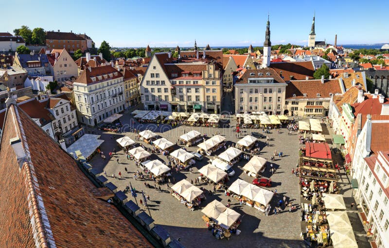 Urzędu miasta kwadrat w starym miasteczku Tallinn, Estonia na Lipu 26, zdjęcie stock Urzędu miasta kwadrat w starym miasteczku Tallinn, Estonia na Lipu 26, zdjęcie stock