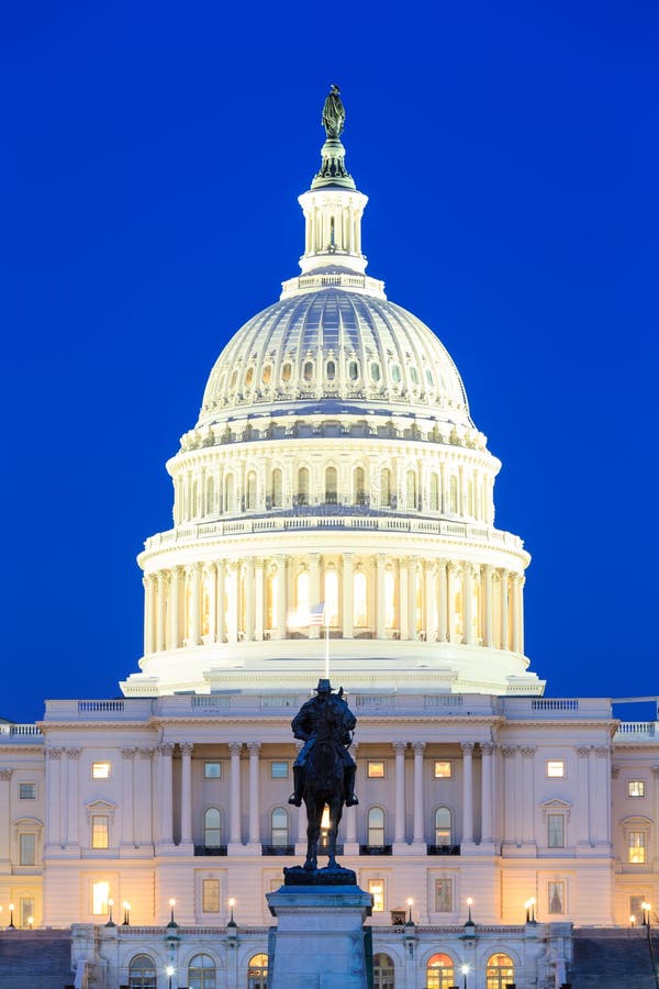 Us-Capitolbyggnad på skymningen, Washington DC fotografering för bildbyråer Us-Capitolbyggnad på skymningen, Washington DC fotografering för bildbyråer