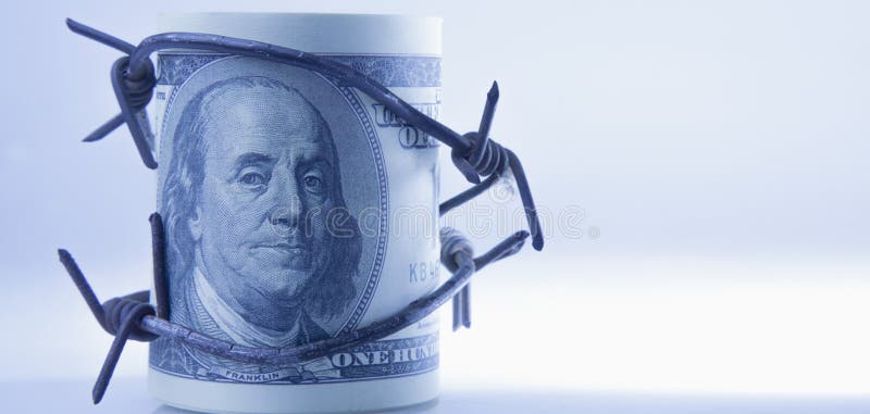 US dollarpengar som slås in, i försett med en hulling - binda som symbol av det ekonomiska kriget arkivbilder US dollarpengar som slås in, i försett med en hulling - binda som symbol av det ekonomiska kriget arkivbilder