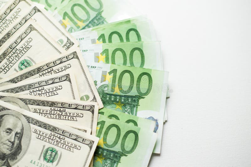 US-Dollars und Eurobanknotenbeschaffenheit weißer Hintergrund von hundert Dollar- und Eurorechnungen stockfotografie US-Dollars und Eurobanknotenbeschaffenheit weißer Hintergrund von hundert Dollar- und Eurorechnungen stockfotografie