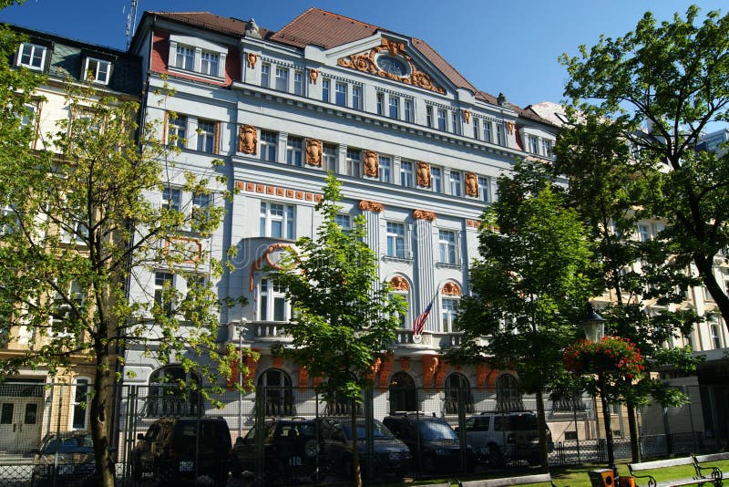 Velvyslanectví USA se nachází v historické budově na centrálním Hvězdoslavově náměstí, Bratislava, Slovensko