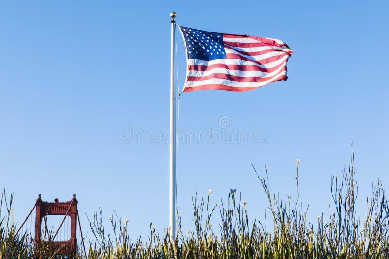 US-Flagge und Spitze von einem Turm-golden gate bridge Sa lizenzfreies stockfoto US-Flagge und Spitze von einem Turm-golden gate bridge Sa lizenzfreies stockfoto