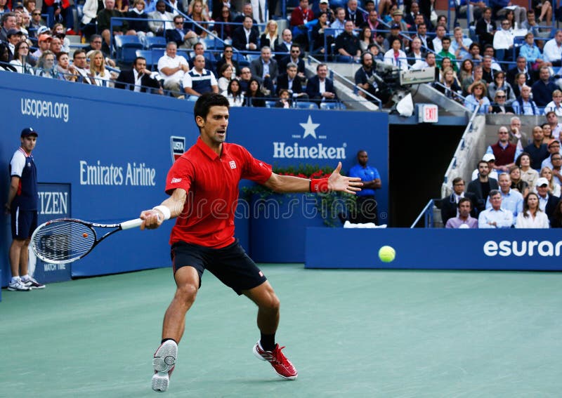 US Open 2013 finalista Novak Djokovic podczas jego definitywnego dopasowania przeciw mistrzowi Rafael Nadal zdjęcie royalty free US Open 2013 finalista Novak Djokovic podczas jego definitywnego dopasowania przeciw mistrzowi Rafael Nadal zdjęcie royalty free