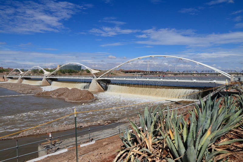 USA AZ: Tempe Rubber Dam After Torrential regn royaltyfri bild USA AZ: Tempe Rubber Dam After Torrential regn royaltyfri bild