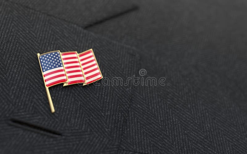 USA-Flaggenreversstift am Kragen einer Klage