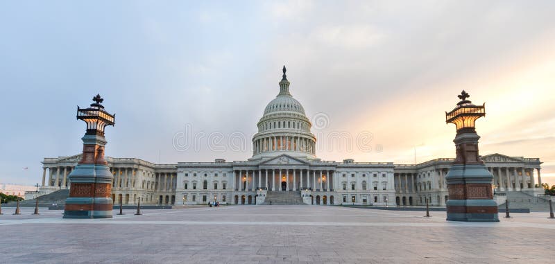 USA-Kapitolium som bygger den östliga fasaden på solnedgången, Washington DC arkivbild USA-Kapitolium som bygger den östliga fasaden på solnedgången, Washington DC arkivbild