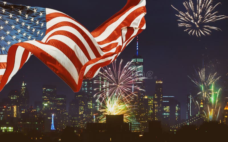 USA Manhattan i flag linia horyzontu w noc dniu niepodległości w Miasto Nowy Jork fotografia royalty free USA Manhattan i flag linia horyzontu w noc dniu niepodległości w Miasto Nowy Jork fotografia royalty free