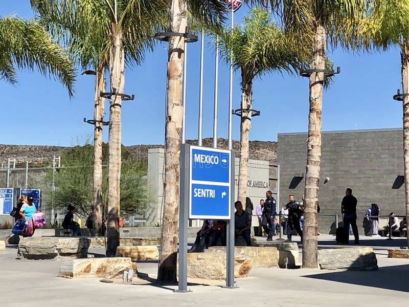 USA - Mexicansk gräns i San Diego, CA Folk som går, placera som väntar royaltyfri foto USA - Mexicansk gräns i San Diego, CA Folk som går, placera som väntar royaltyfri foto
