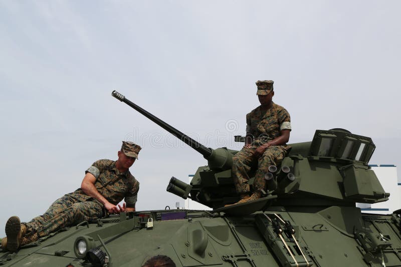 USA żołnierze piechoty morskiej na Lekkim Opancerzonym Wywiadowczym pojazdzie LAV-25 obraz stock USA żołnierze piechoty morskiej na Lekkim Opancerzonym Wywiadowczym pojazdzie LAV-25 obraz stock