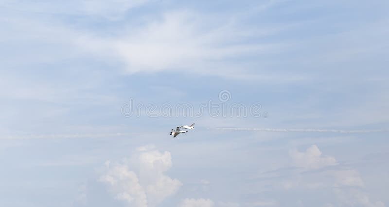 USAF Thunderbirds performing an opposing knife edge pass. USAF Thunderbirds performing an opposing knife edge pass