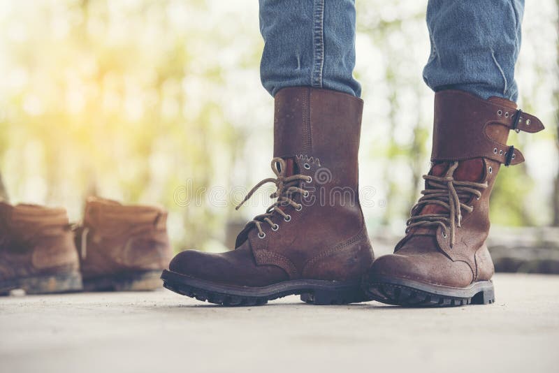 Les Femmes Portent Des Chaussures De Sécurité Bottes De Construction Pour  Les Travailleurs Sur Le Chantier De Construction. Femme Ingénieur Porter  Des Jeans Bottes Noires Ouvrier Debout Sur Le Chantier De Construction.