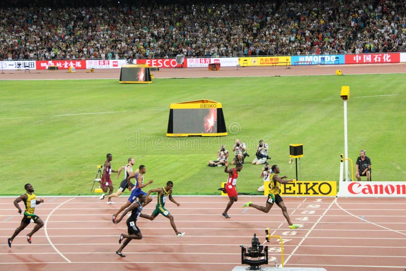 Usain Bolt som driver till mållinjen för att segra 200 metrar titel på Peking 2015 för IAAF-världsmästerskap