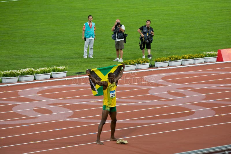 Usain Schraube feiert mit jamaikanischer Markierungsfahne