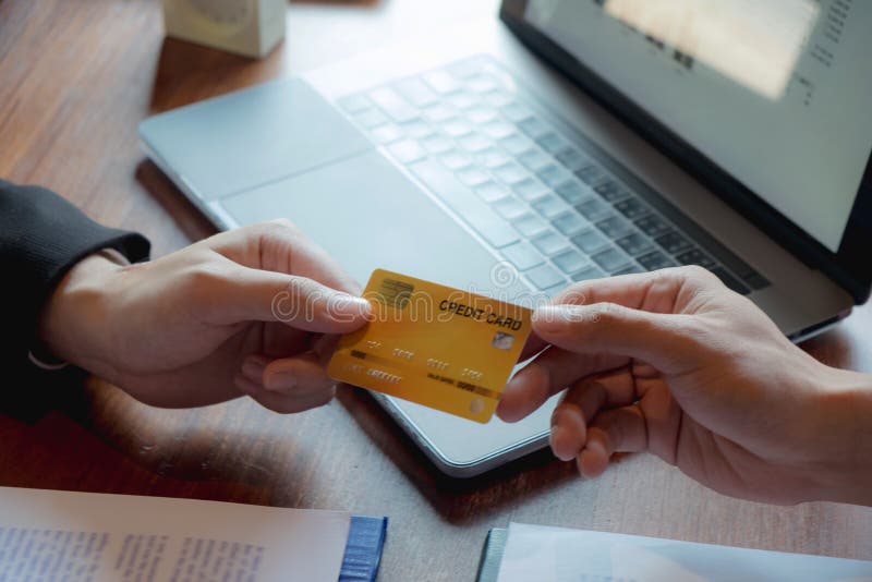 Usando cartões de crédito, compras, compras on-line Inserir um código de crédito faz uma transação usando cartões de crédito fotos de stock Usando cartões de crédito, compras, compras on-line Inserir um código de crédito faz uma transação usando cartões de crédito fotos de stock