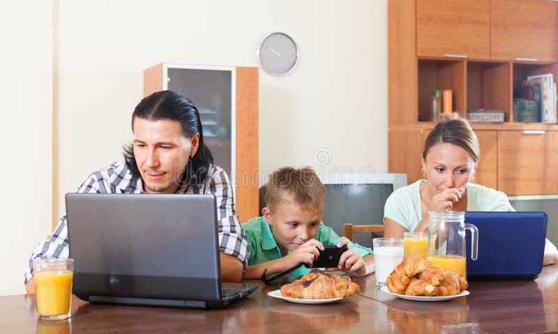 Caçoe Comer a Pizza E Surfá-la No Internet Ou O Jogo De Jogos De Vídeo Foto  de Stock - Imagem de graxa, gordo: 112424366