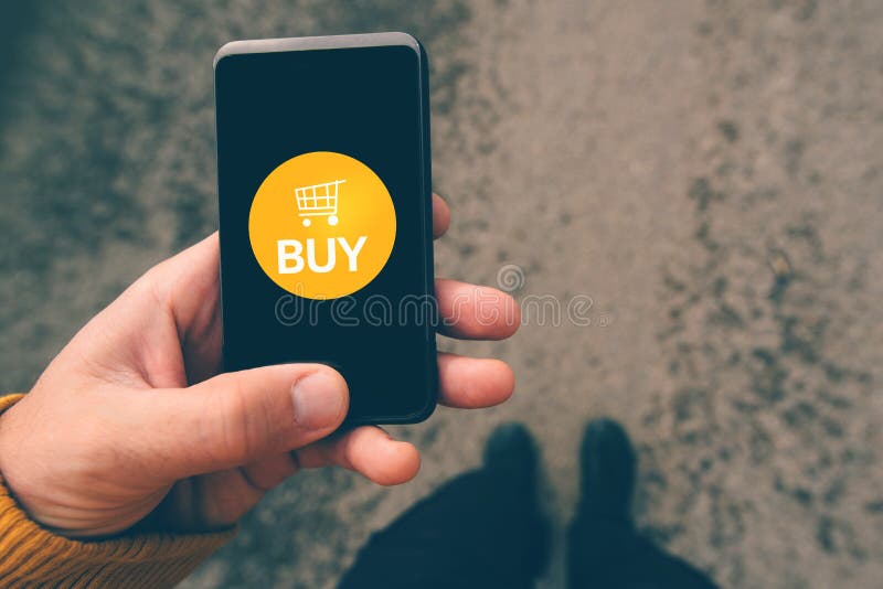 Usando el smartphone app móvil a hacer compras en línea fotografía de archivo libre de regalías Usando el smartphone app móvil a hacer compras en línea fotografía de archivo libre de regalías