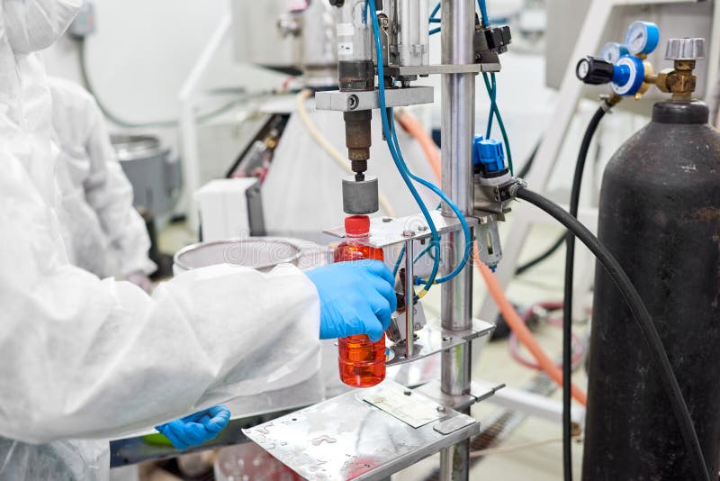 Usando la máquina que capsula de la botella imagenes de archivo Usando la máquina que capsula de la botella imagenes de archivo