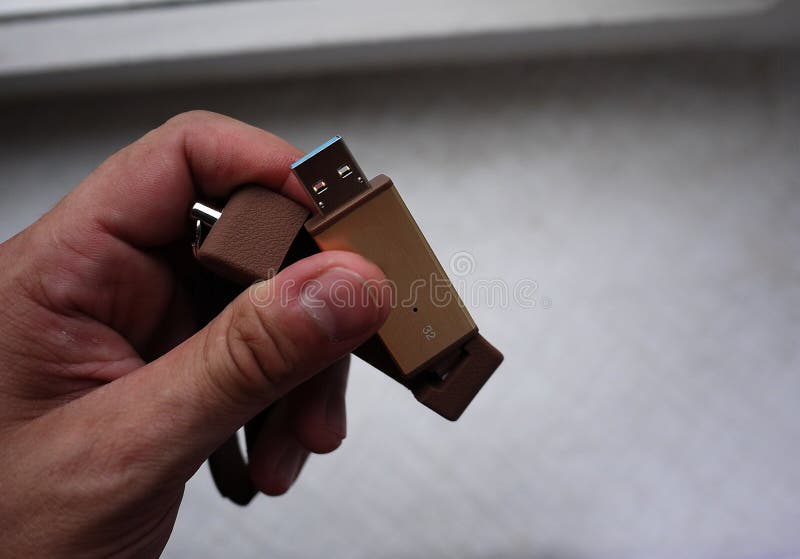 USB-flashstation om uw gegevens en van verschillende media dossiers op te slaan royalty-vrije stock afbeelding USB-flashstation om uw gegevens en van verschillende media dossiers op te slaan royalty-vrije stock afbeelding