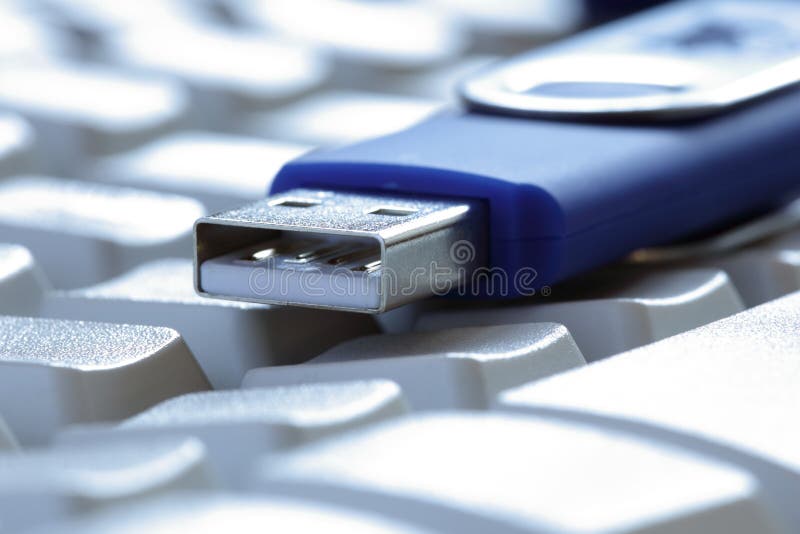 USB flitsaandrijving op laptop toetsenbord royalty-vrije stock foto's USB flitsaandrijving op laptop toetsenbord royalty-vrije stock foto's