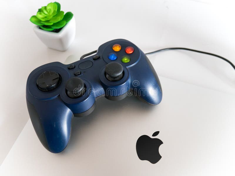 auditorium munt Pakistan USB Gamepad Controller Attached To Apple Macbook Pro Laptop Concept  Editorial Stock Image - Image of succulent, controller: 125298644