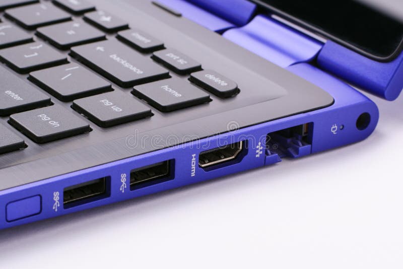USB-LAN-Ports und Netzanschluss auf der Seite des Computers. Modernes, blaues Notebook mit verschiedenen Ports auf weißem Hintergrund