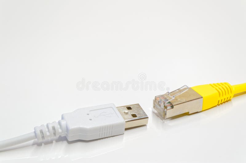USB och nätverksanslutning pluggar in opposite av de på vit bakgrund royaltyfria foton USB och nätverksanslutning pluggar in opposite av de på vit bakgrund royaltyfria foton