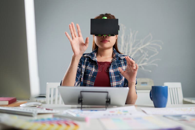 Using VR för inreformgivare hörlurar med mikrofon royaltyfri bild Using VR för inreformgivare hörlurar med mikrofon royaltyfri bild