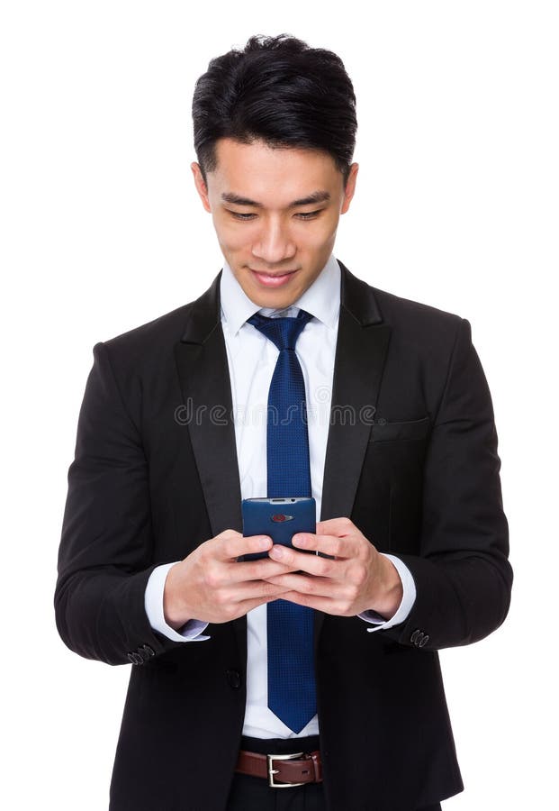 Uso asiático do homem de negócios do telefone celular fotos de stock royalty free Uso asiático do homem de negócios do telefone celular fotos de stock royalty free