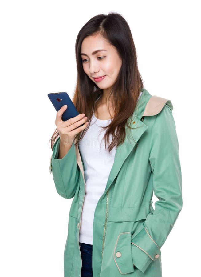 Uso da jovem mulher do telefone celular fotografia de stock royalty free Uso da jovem mulher do telefone celular fotografia de stock royalty free