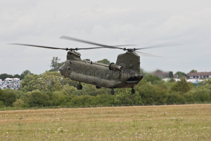 Uso del ejército británico de Chinook Helpicopter que aterriza en RAF Fairford para la exhibición de aire roja de las flechas imagen de archivo Uso del ejército británico de Chinook Helpicopter que aterriza en RAF Fairford para la exhibición de aire roja de las flechas imagen de archivo