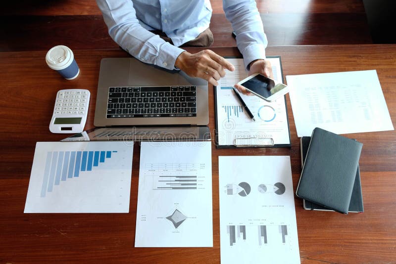 Uso del teléfono para el trabajo, explorando para la información sobre operaciones comerciales y compras e inversión en línea, ne foto de archivo libre de regalías