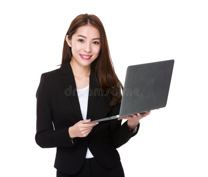 Uso della donna di affari del computer portatile fotografia stock Uso della donna di affari del computer portatile fotografia stock
