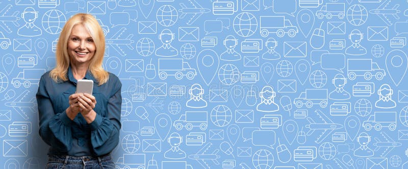 Uso dello smartphone da parte del cliente per servizi di acquisto e consegna online immagine stock libera da diritti