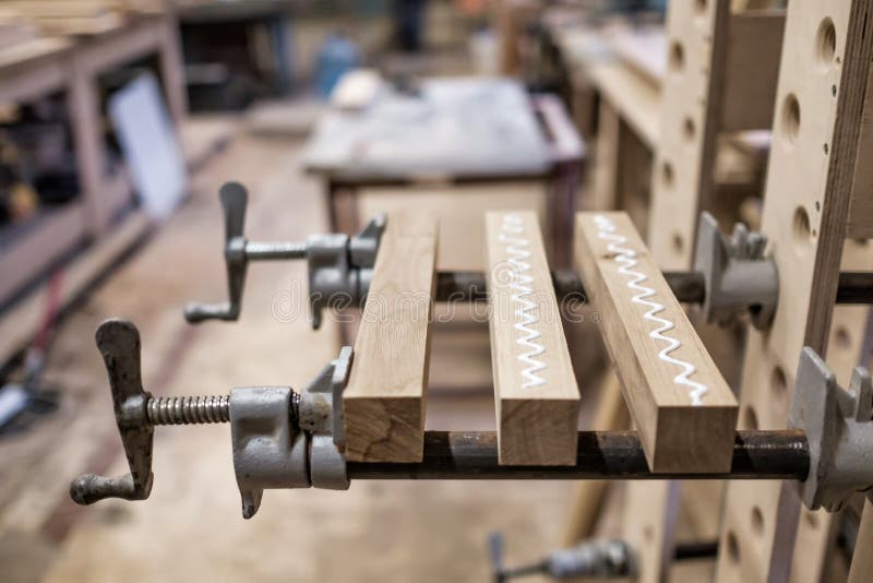 Uso di morsetti e colla per collegare timbri di legno per dettagli di mobili