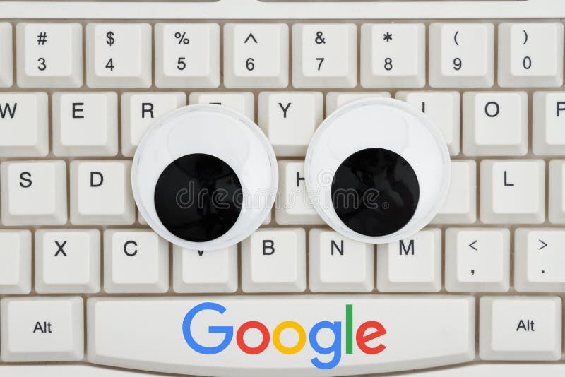Uso editorial solamente Ojos Googly en un teclado con el lo de Google