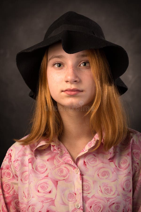 Uso teenager elegante della ragazza black hat su fondo scuro Modo della gioventù fotografie stock libere da diritti Uso teenager elegante della ragazza black hat su fondo scuro Modo della gioventù fotografie stock libere da diritti