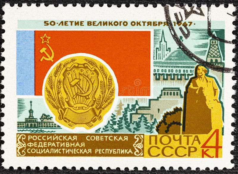 Ussr circa 1967 : poststämpel som är tryckt i brukaren visar vapenflagga och monument över den ryska sovjetfederationen