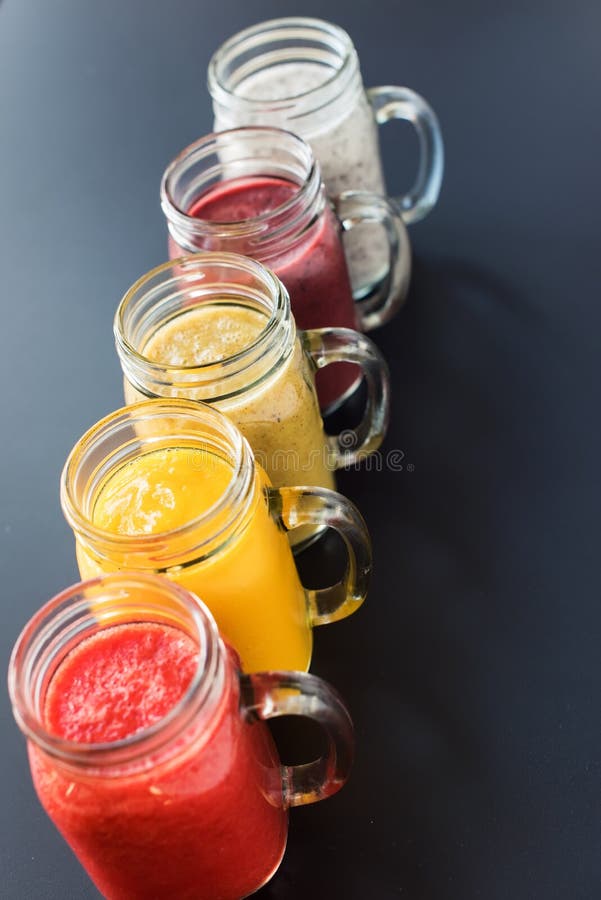 Ustalony Świeży pasmo koloru soków Smoothie zieleni kolor żółty fotografia stock Ustalony Świeży pasmo koloru soków Smoothie zieleni kolor żółty fotografia stock