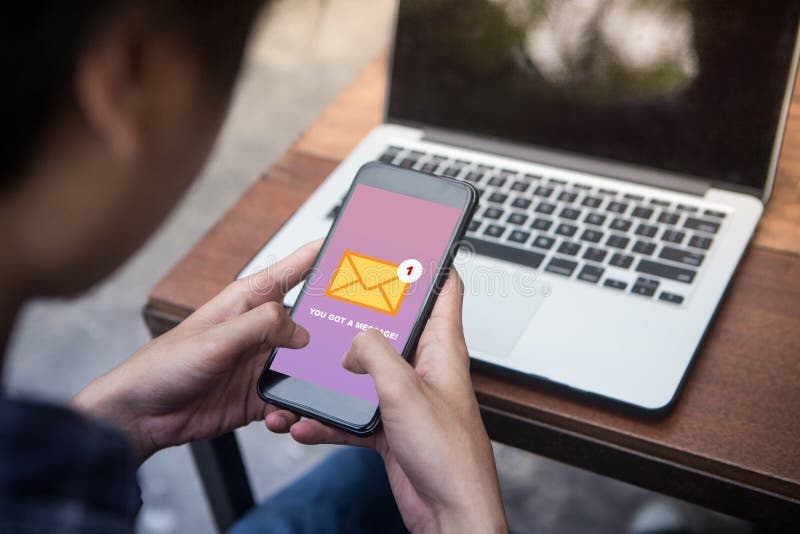 Usted consiguió un mensaje en concepto de la pantalla del smartphone fotos de archivo