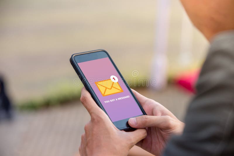Usted consiguió un mensaje en concepto de la pantalla del smartphone imágenes de archivo libres de regalías