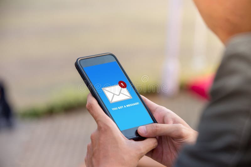 Usted consiguió un mensaje en concepto de la pantalla del smartphone foto de archivo libre de regalías