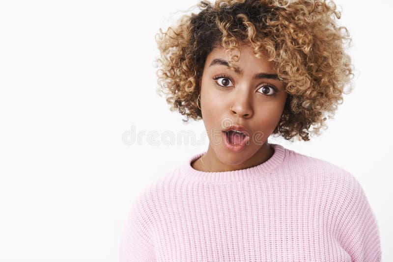 Usted dice lo que Retrato de la mujer afroamericana carism?tica elegante y fresca con la boca abierta rubia y el aumento del pelo fotos de archivo Usted dice lo que Retrato de la mujer afroamericana carism?tica elegante y fresca con la boca abierta rubia y el aumento del pelo fotos de archivo